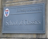 Eingangsschild zur Universität von St. Andrews in Schottland