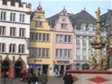 Hauptmarkt in Trier mit Marktbrunnen un Steipe