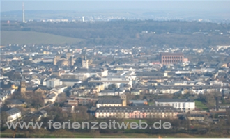 Blick vom Markusberg auf Trier . Man erkennt Basilika, Dom, die Gangolgkirche und im Hintergrund den Petrisberg mit dem Funkturm.